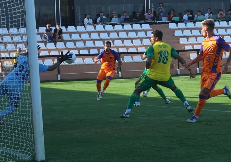 El Málaga rebaja su frenético ritmo y empata en un amistoso de muchas pruebas (0-0)
